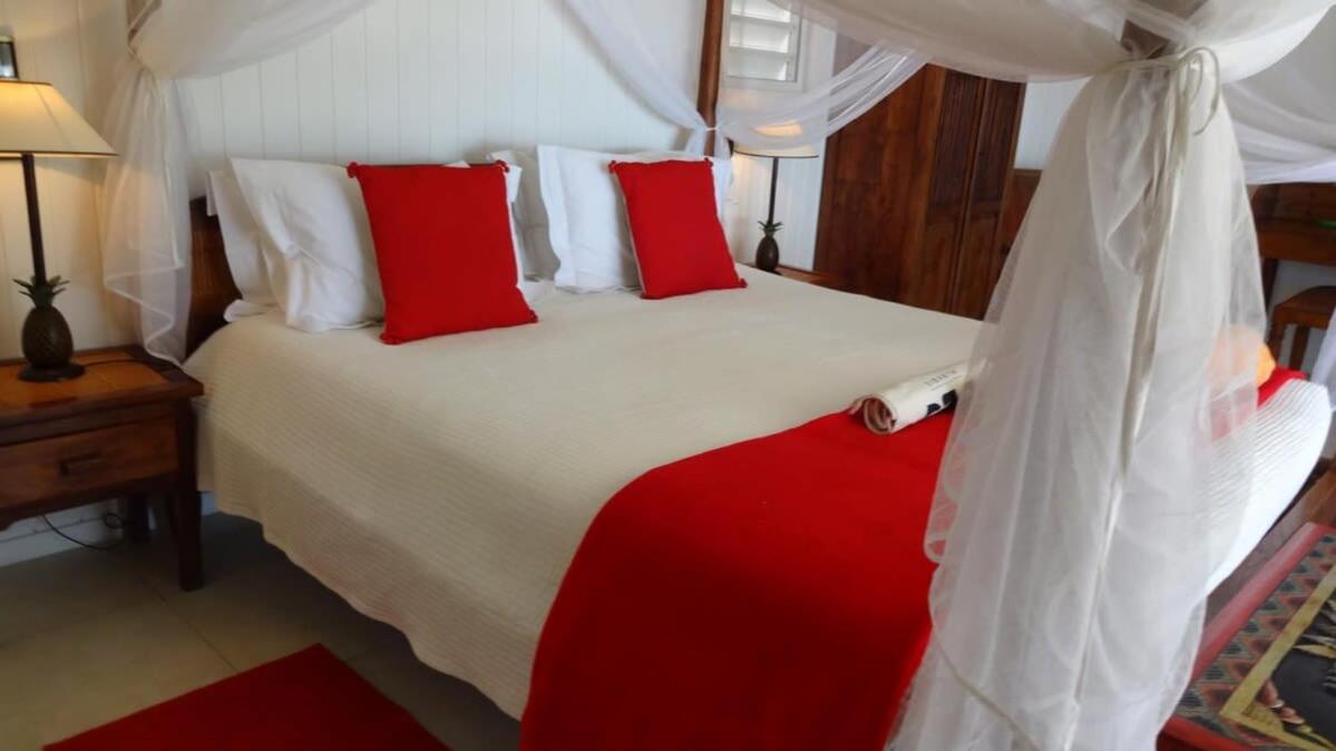 Authentic Summer Villa in Corossol Hillside