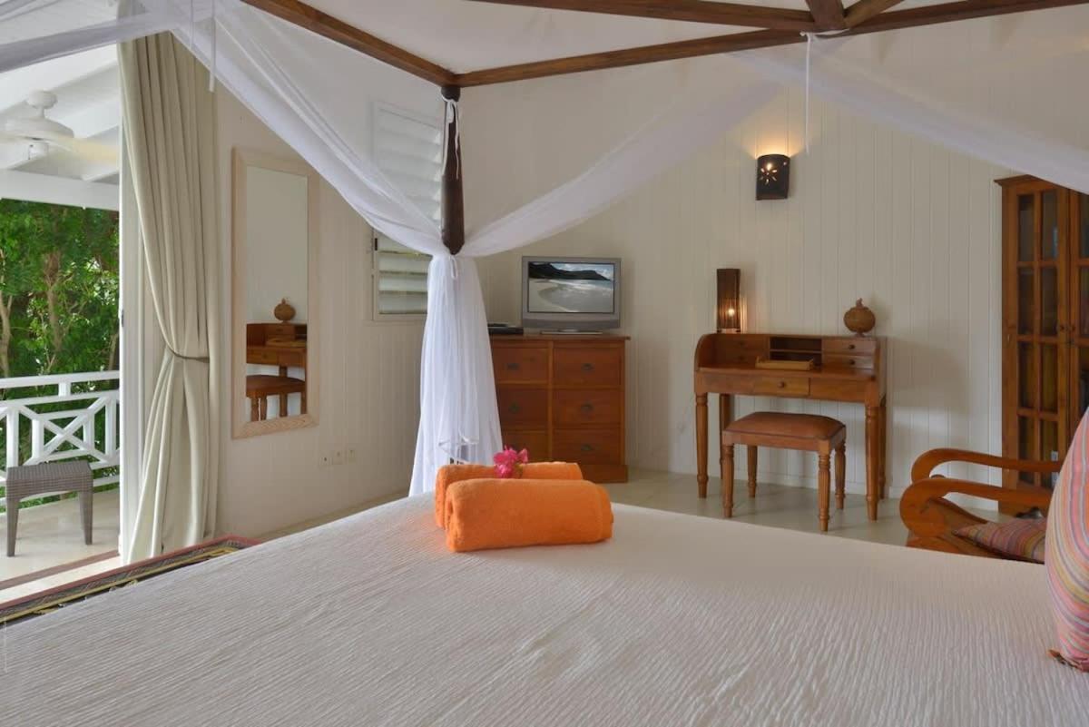 Authentic Summer Villa in Corossol Hillside