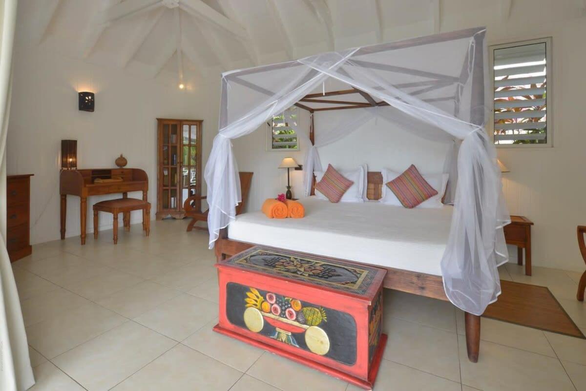 Authentic Summer Villa in Corossol Hillside