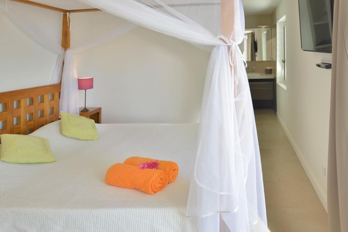 Authentic Summer Villa in Corossol Hillside
