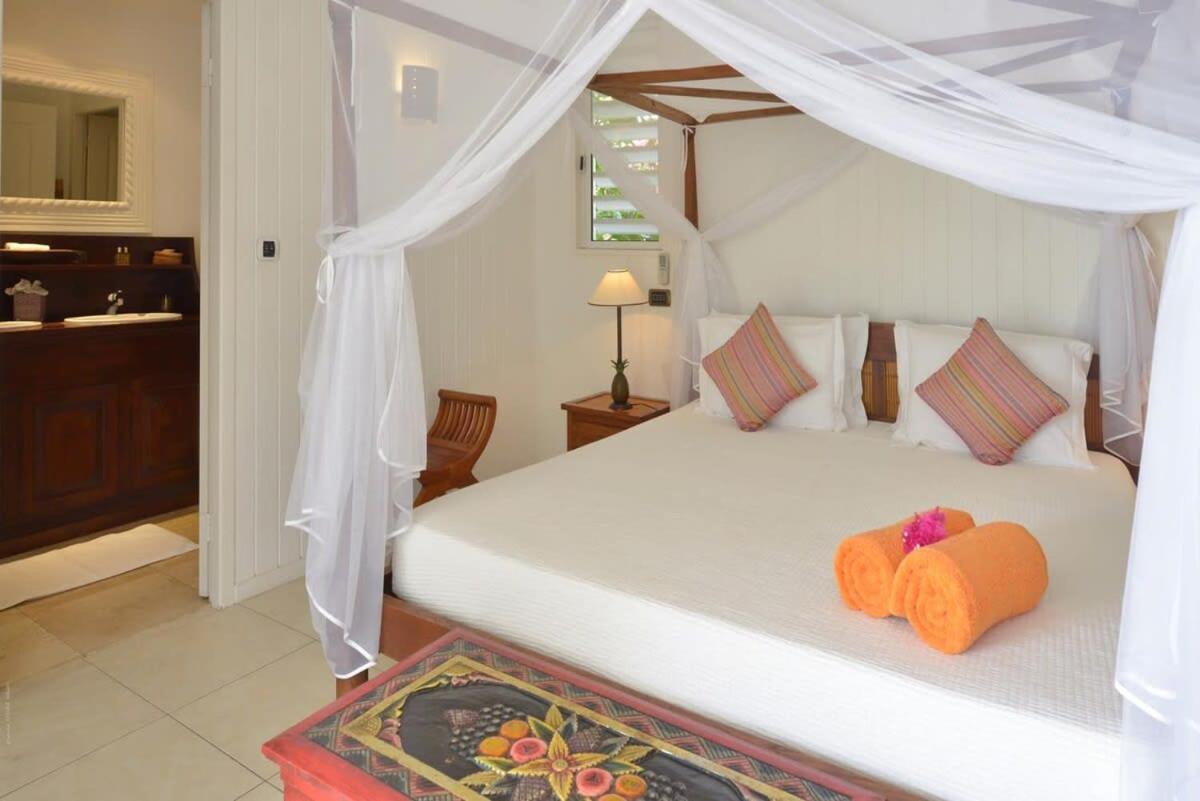 Authentic Summer Villa in Corossol Hillside