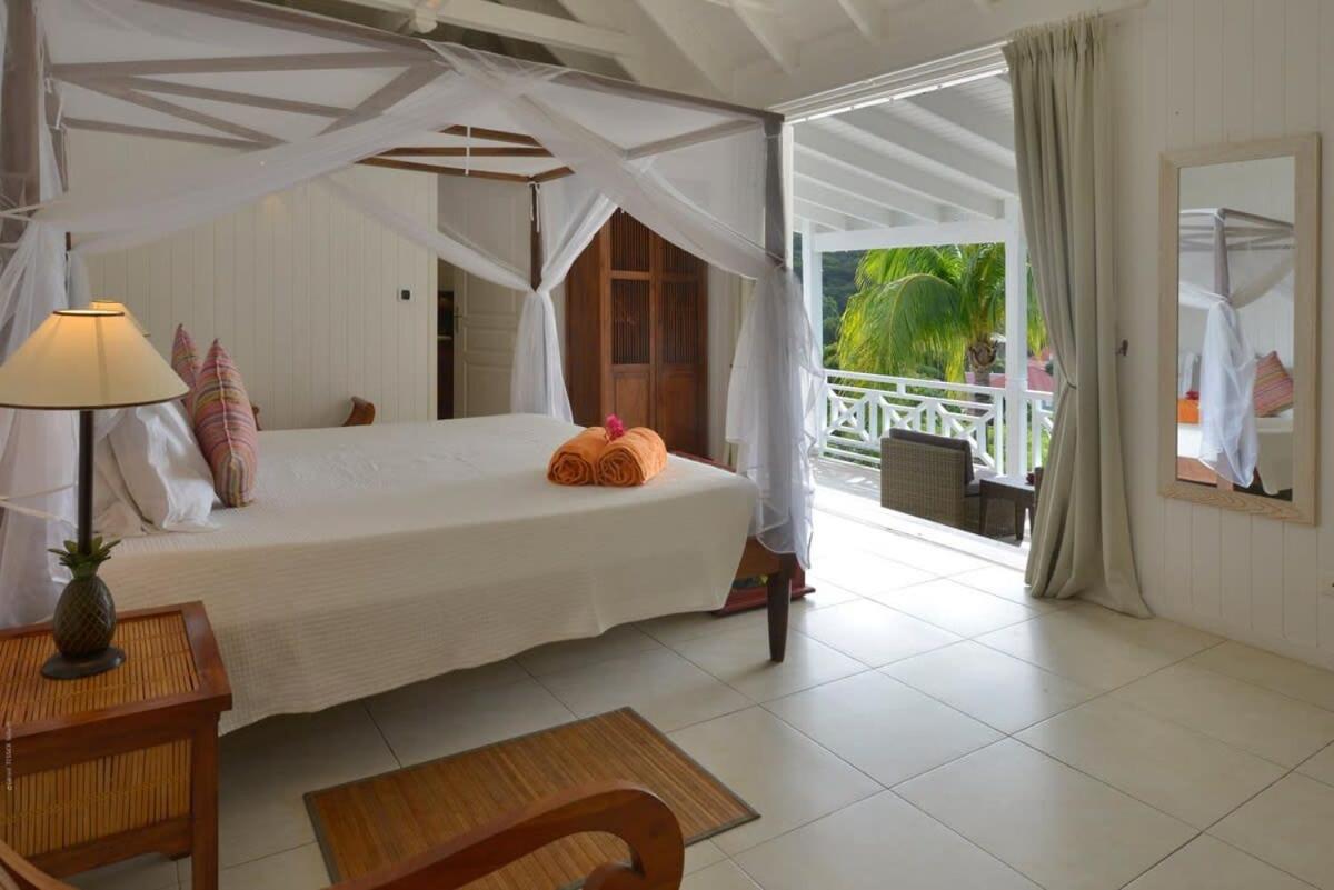 Authentic Summer Villa in Corossol Hillside