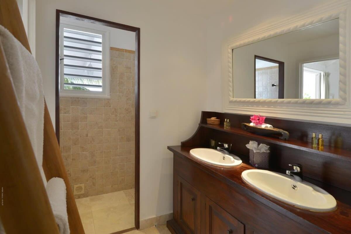 Authentic Summer Villa in Corossol Hillside
