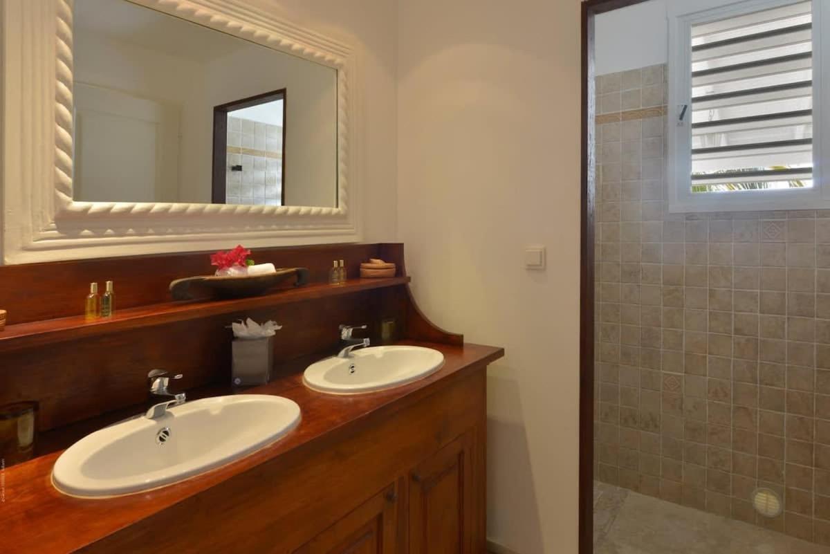 Authentic Summer Villa in Corossol Hillside