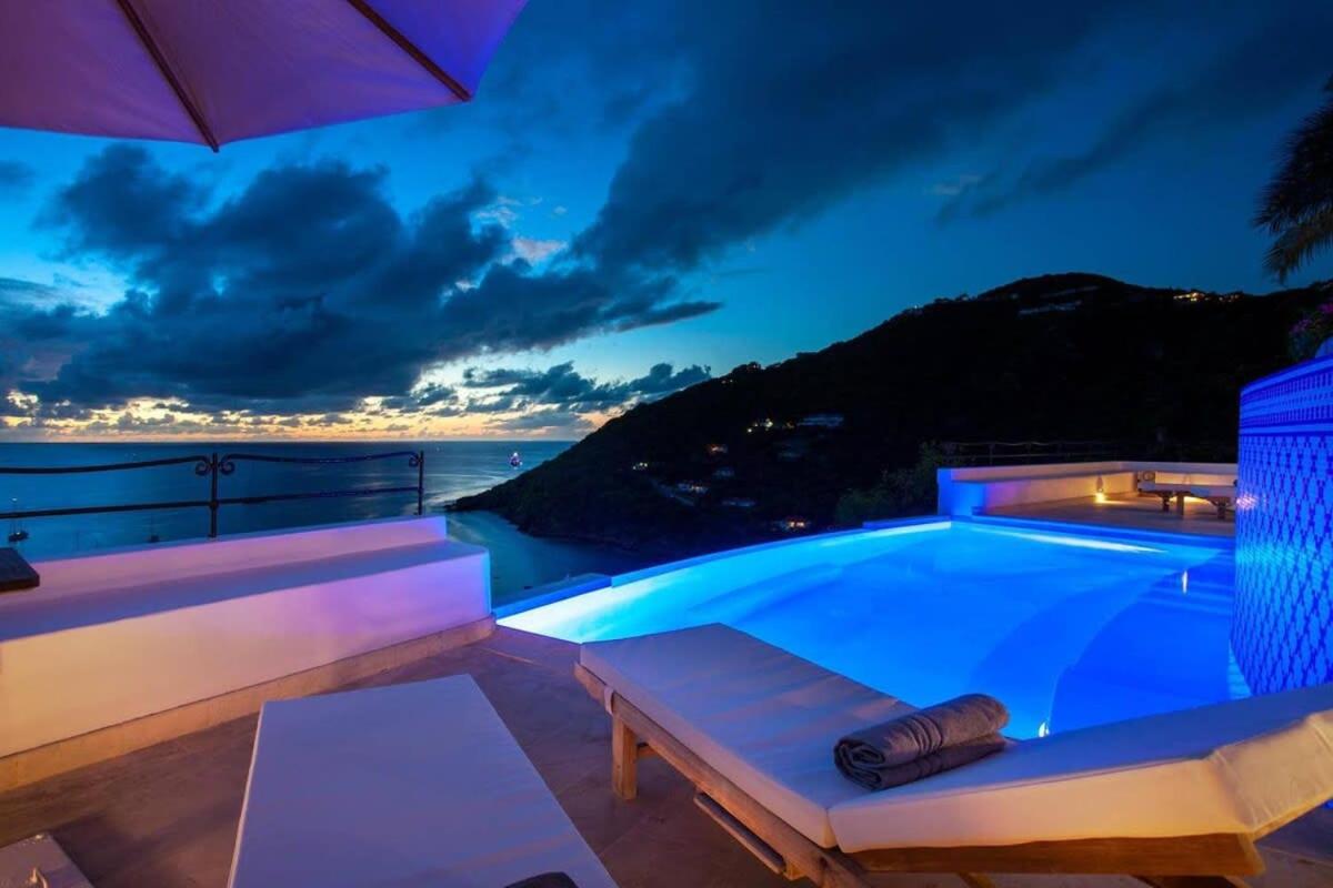 Exclusive Holiday Villa with Warm Sunsets