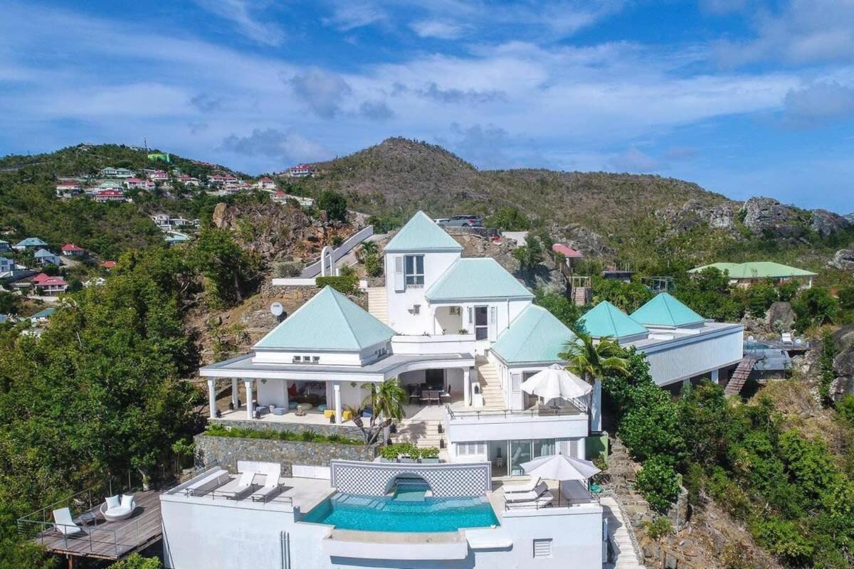 Exclusive Holiday Villa with Warm Sunsets