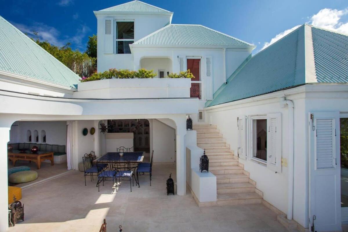 Exclusive Holiday Villa with Warm Sunsets