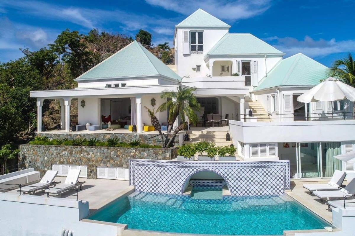 Exclusive Holiday Villa with Warm Sunsets