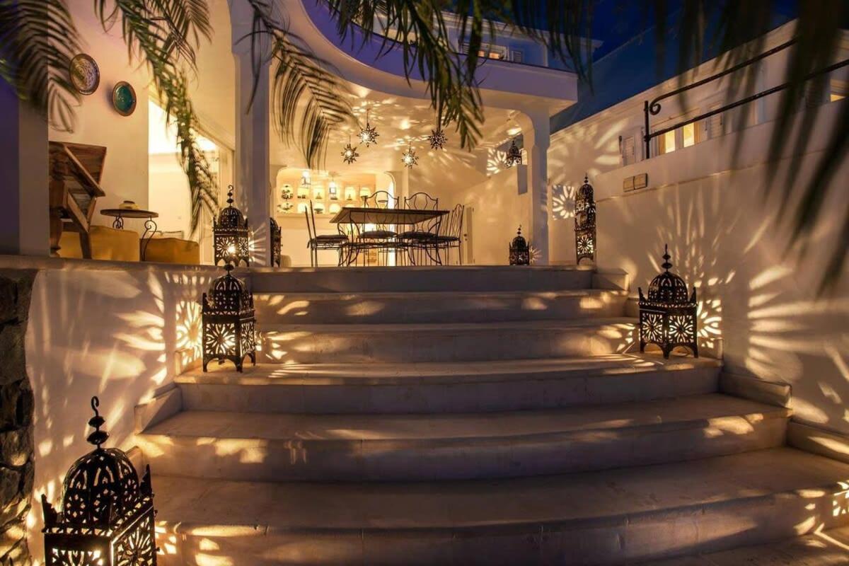 Exclusive Holiday Villa with Warm Sunsets