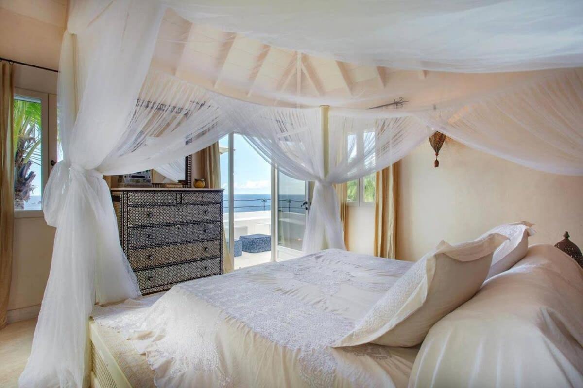 Exclusive Holiday Villa with Warm Sunsets