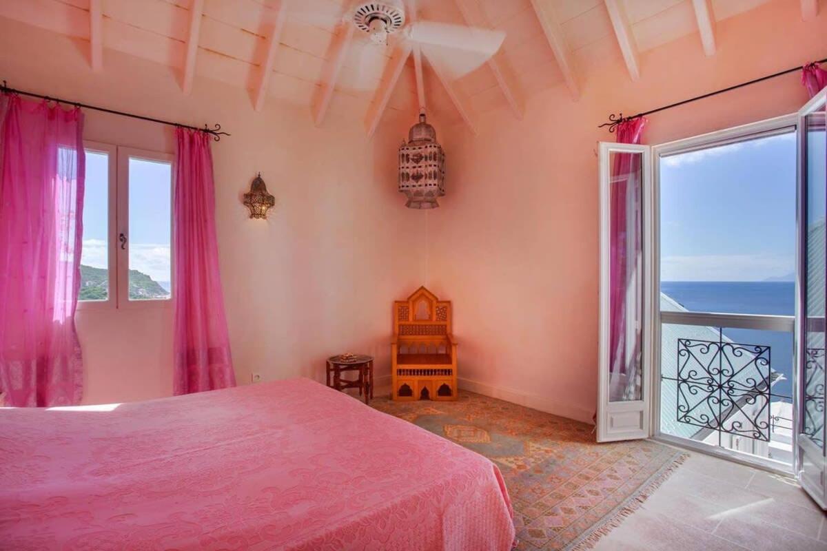 Exclusive Holiday Villa with Warm Sunsets