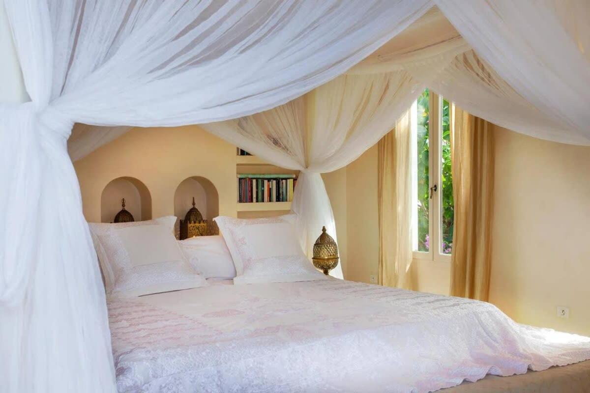 Exclusive Holiday Villa with Warm Sunsets