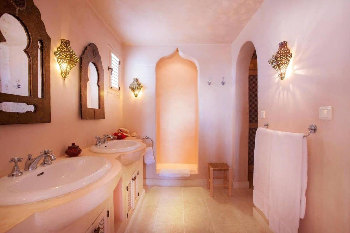 Exclusive Holiday Villa with Warm Sunsets