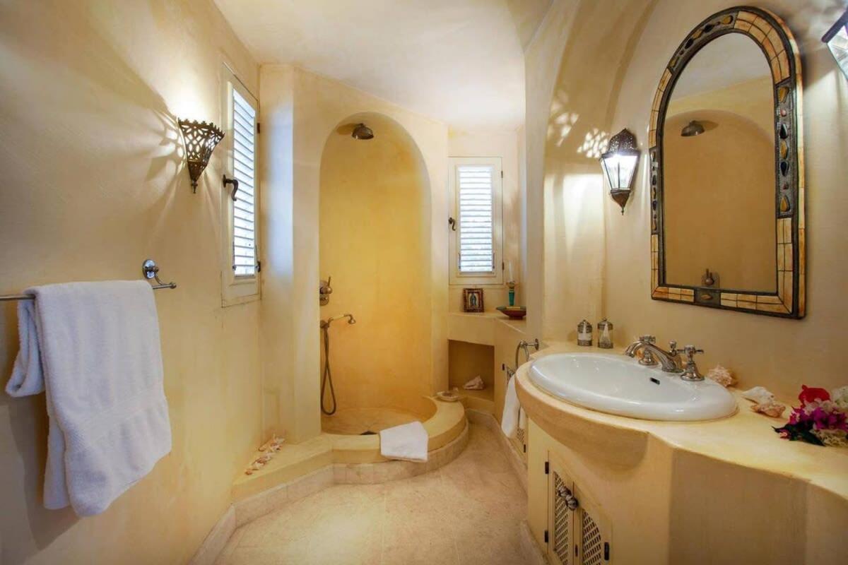 Exclusive Holiday Villa with Warm Sunsets