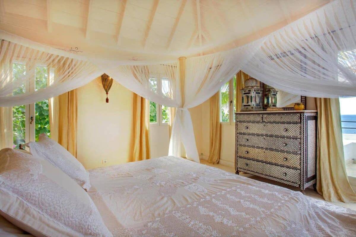 Exclusive Holiday Villa with Warm Sunsets