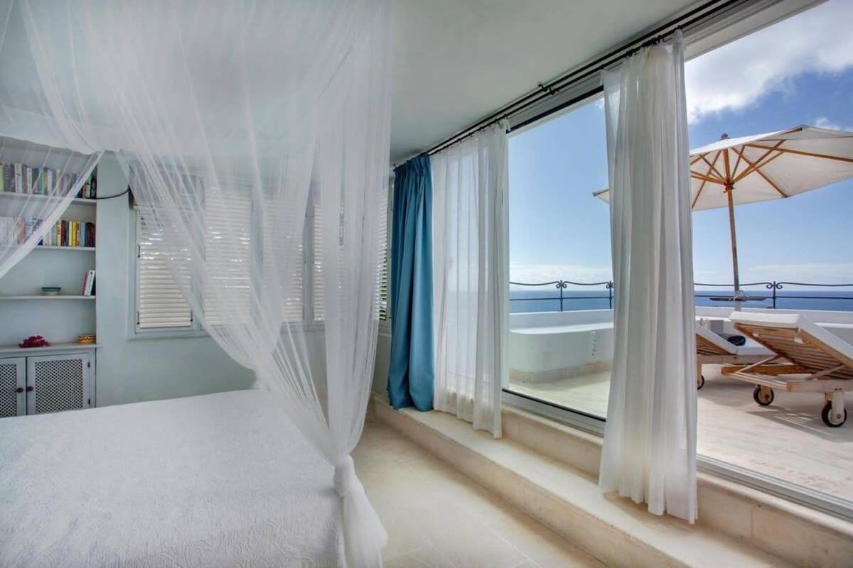 Exclusive Holiday Villa with Warm Sunsets