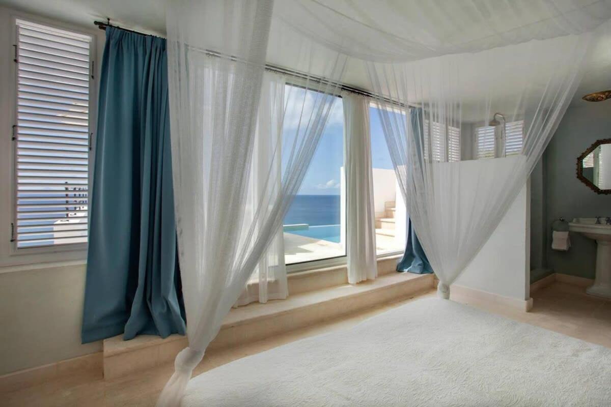 Exclusive Holiday Villa with Warm Sunsets