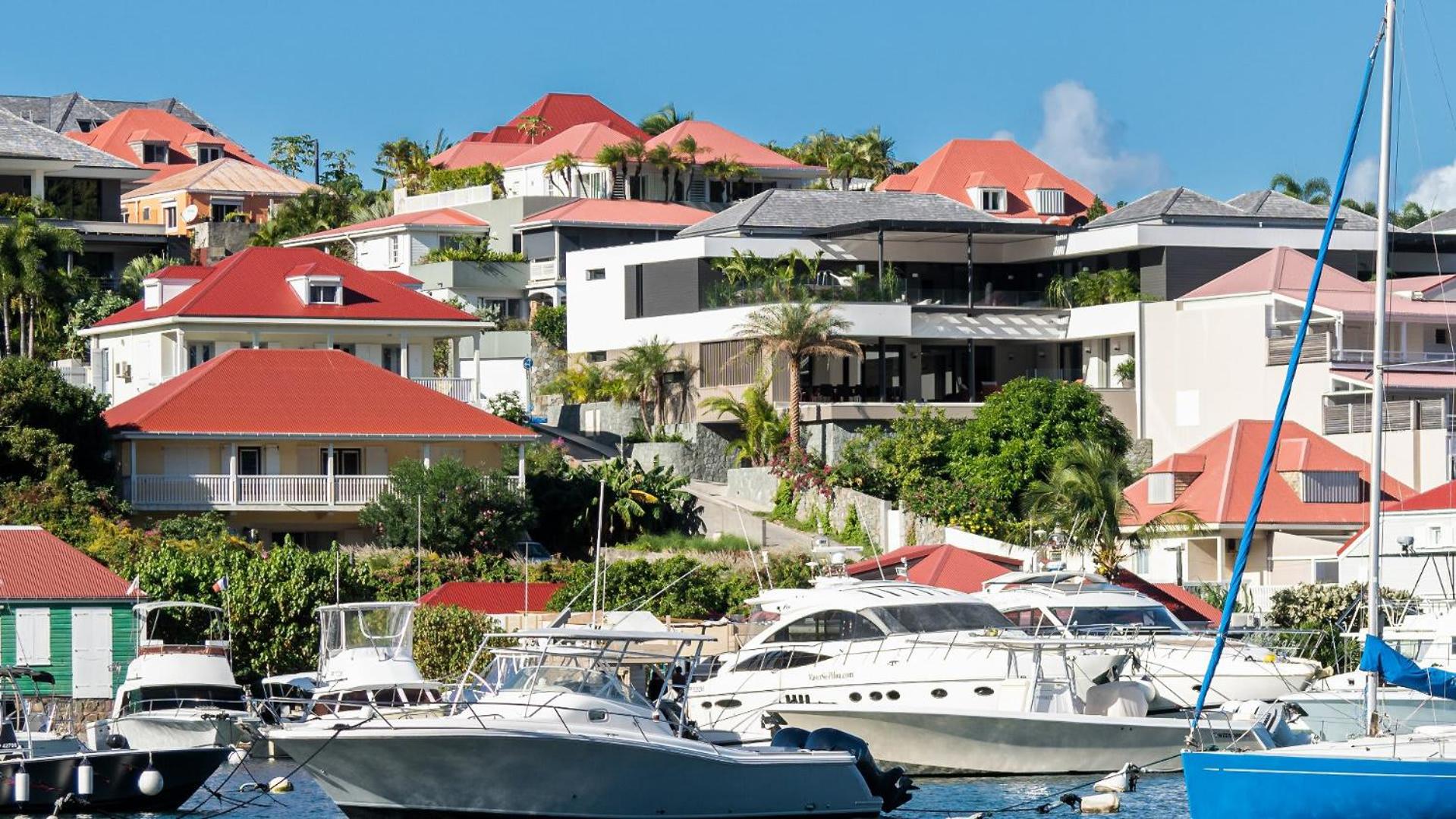 Splendid Villa Located in a Downtown Area