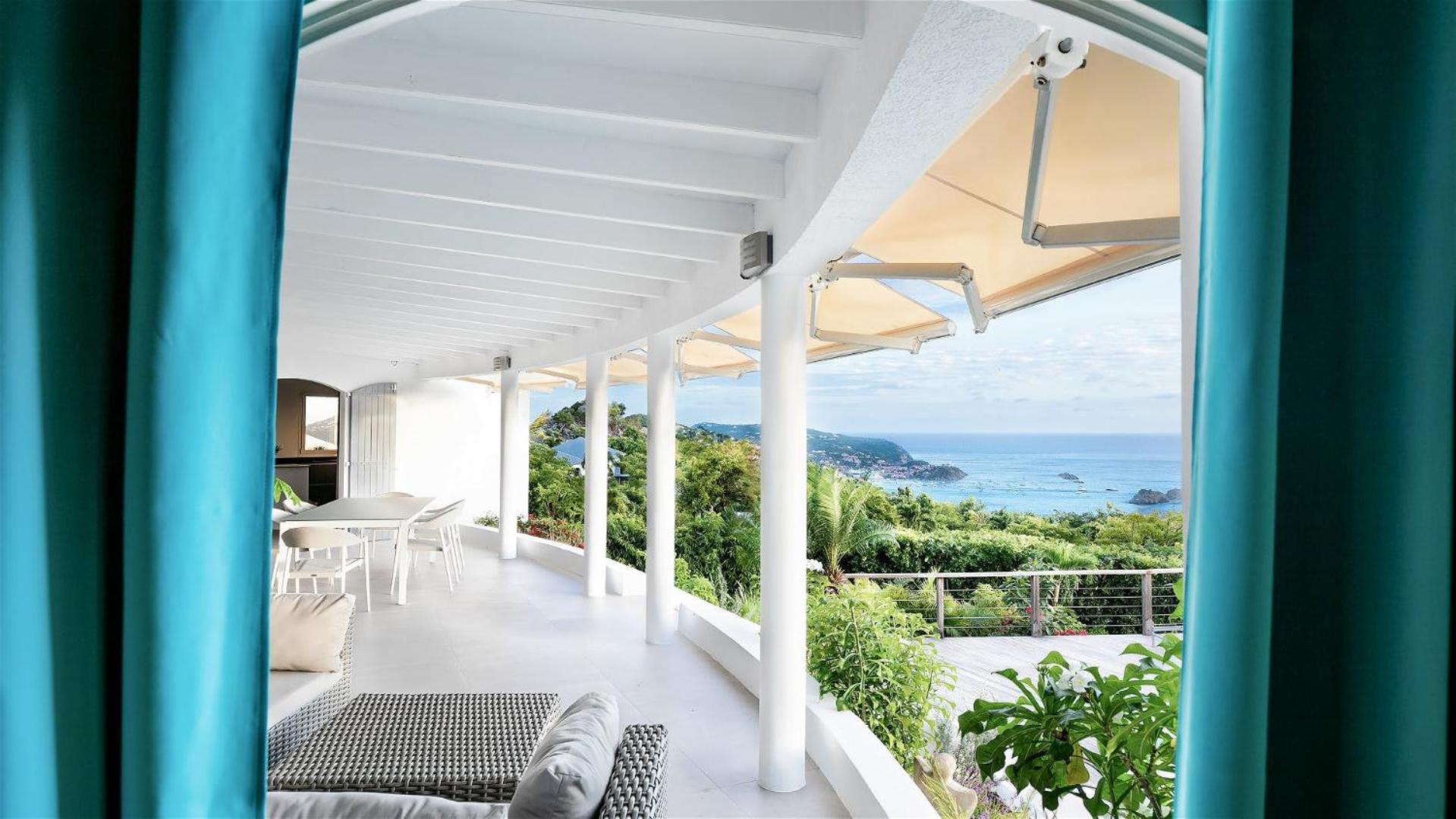 Traditional Style Villa with Modern Decors