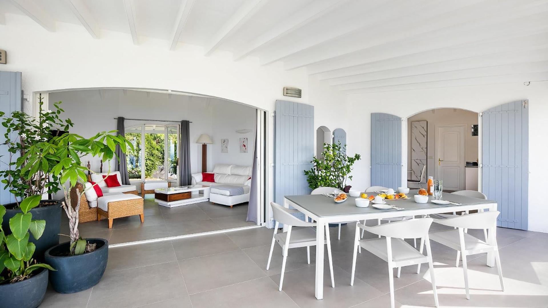 Traditional Style Villa with Modern Decors