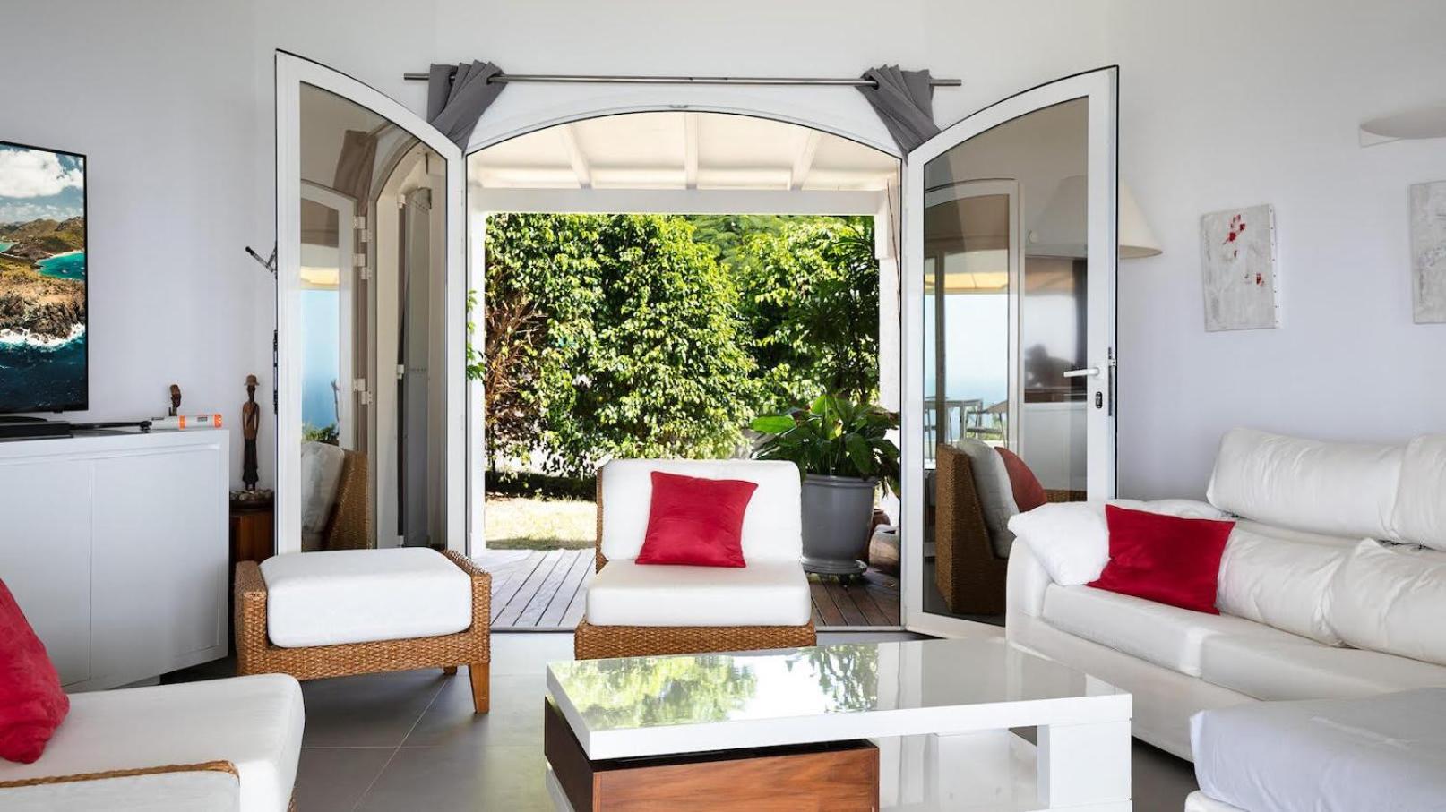 Traditional Style Villa with Modern Decors