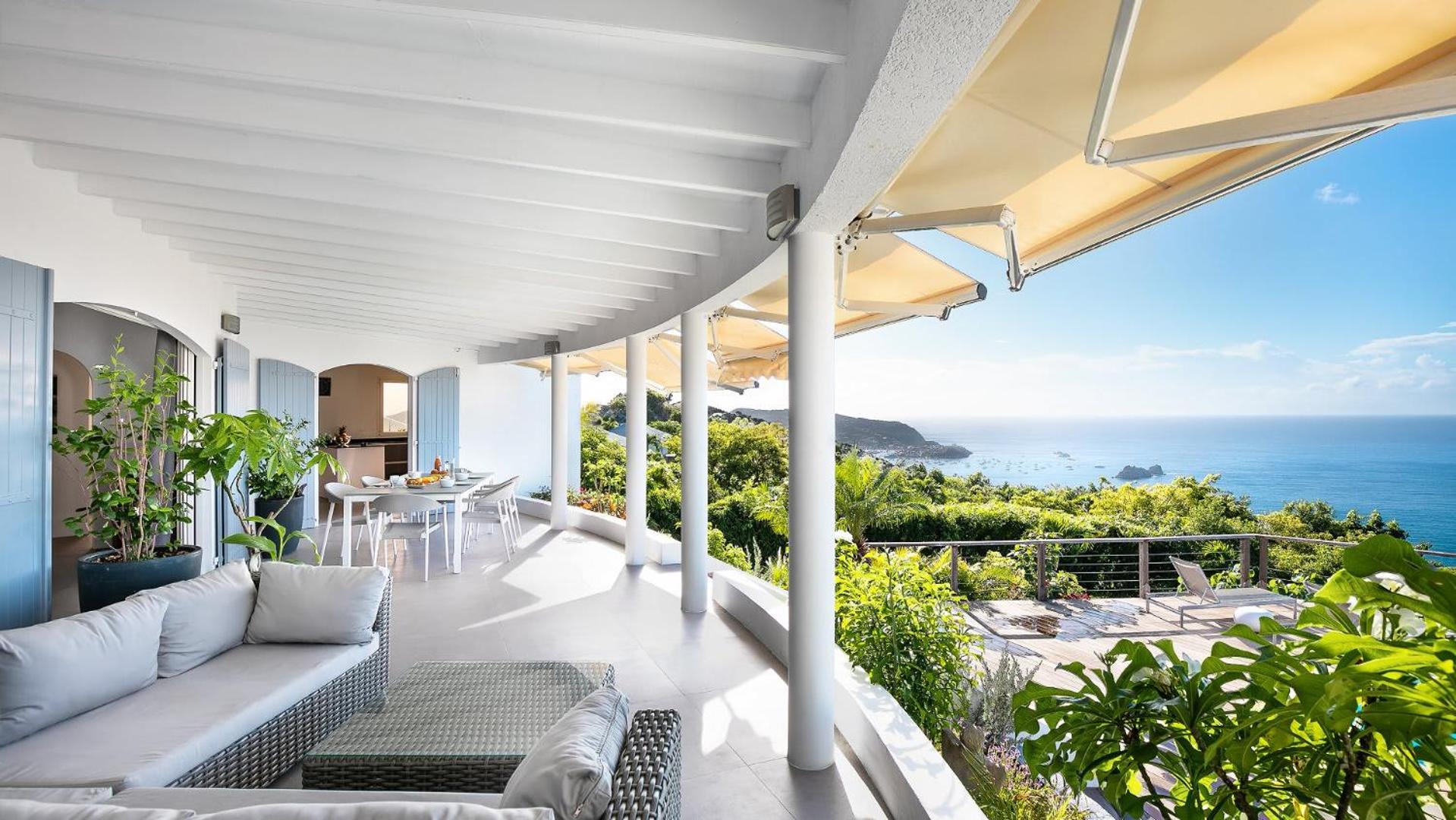 Traditional Style Villa with Modern Decors