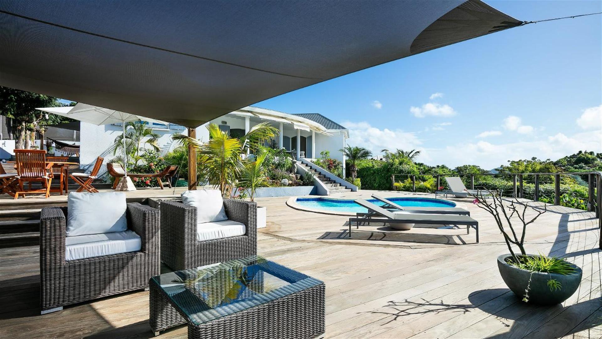 Traditional Style Villa with Modern Decors
