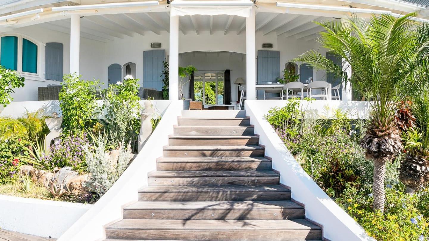 Traditional Style Villa with Modern Decors