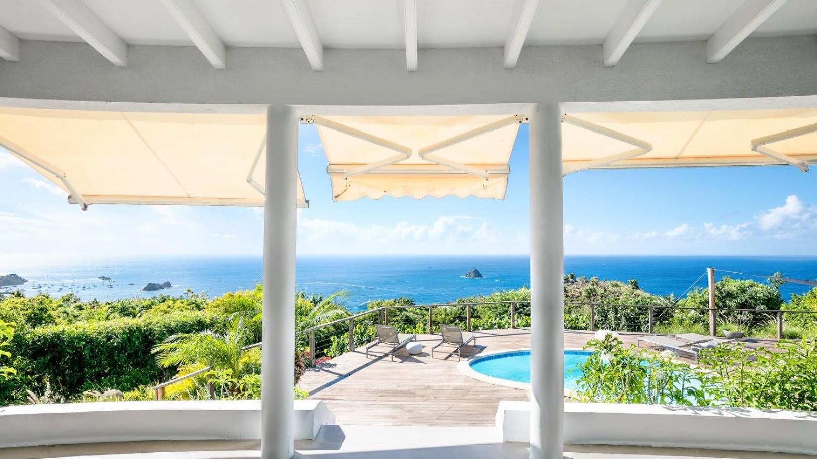 Traditional Style Villa with Modern Decors