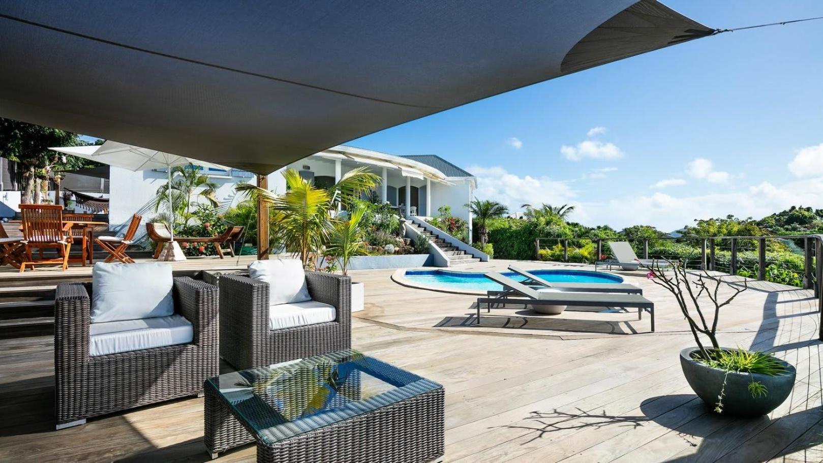 Traditional Style Villa with Modern Decors