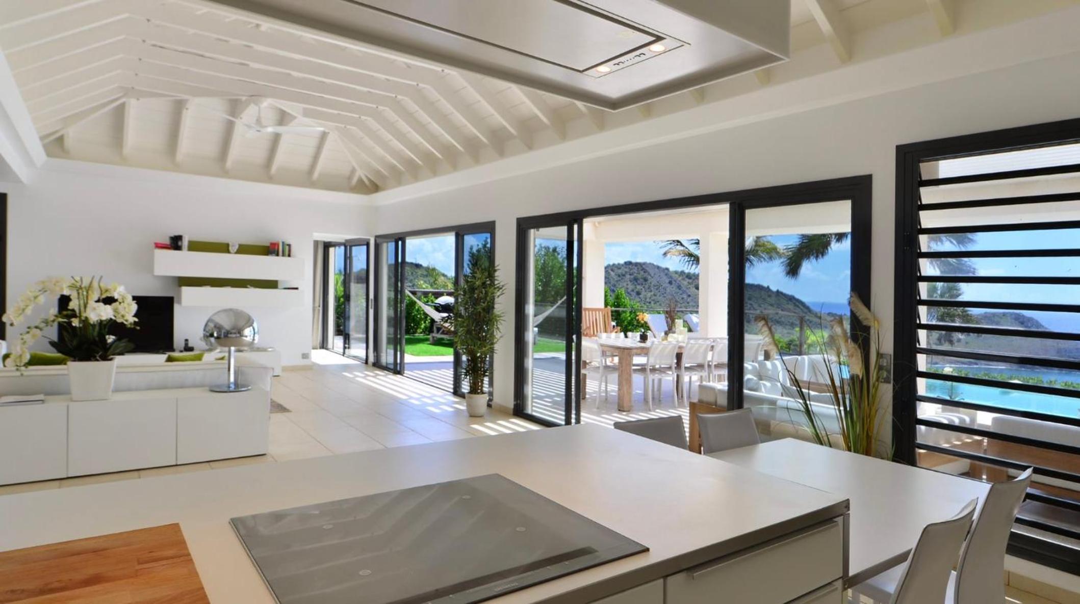 Open-Plan Villa with an Amazing View