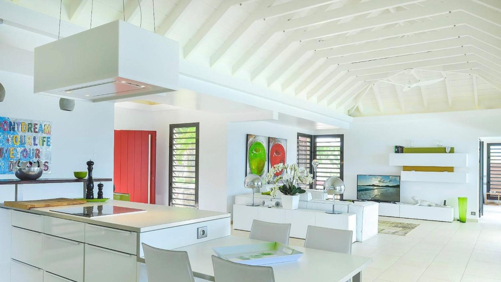 Open-Plan Villa with an Amazing View