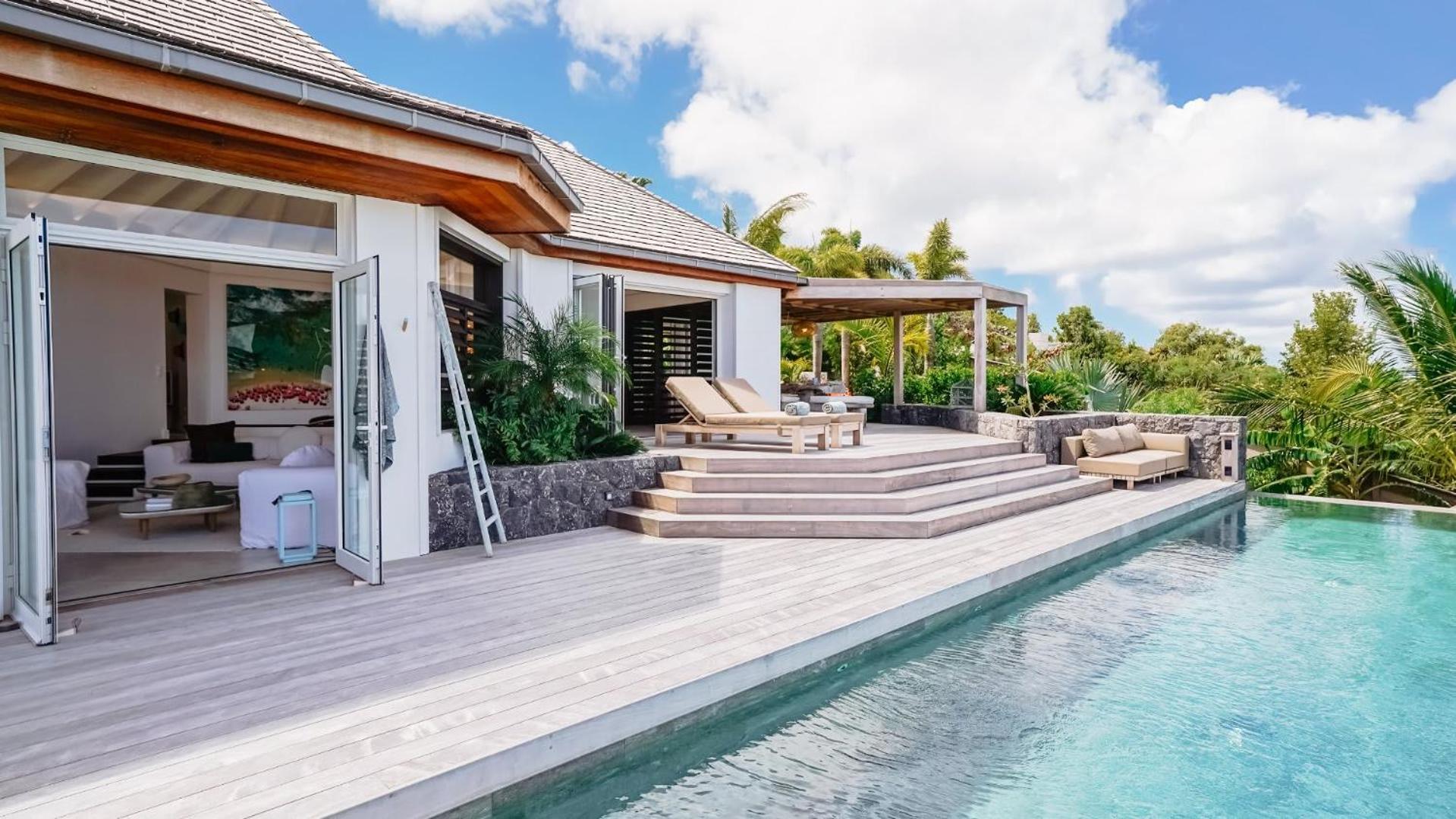 Villa with Classic Island-Inspired Architecture