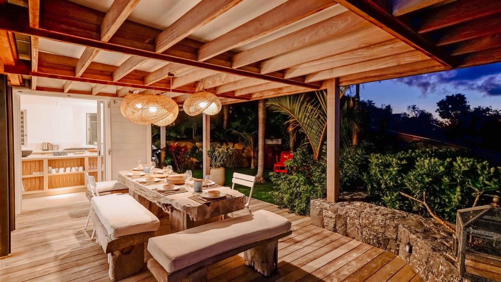 Villa with Classic Island-Inspired Architecture