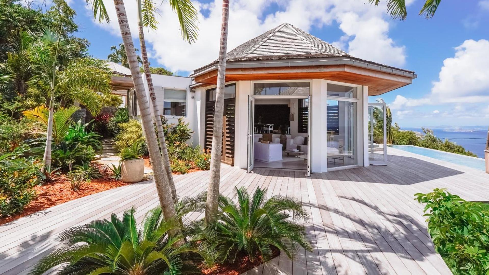 Villa with Classic Island-Inspired Architecture