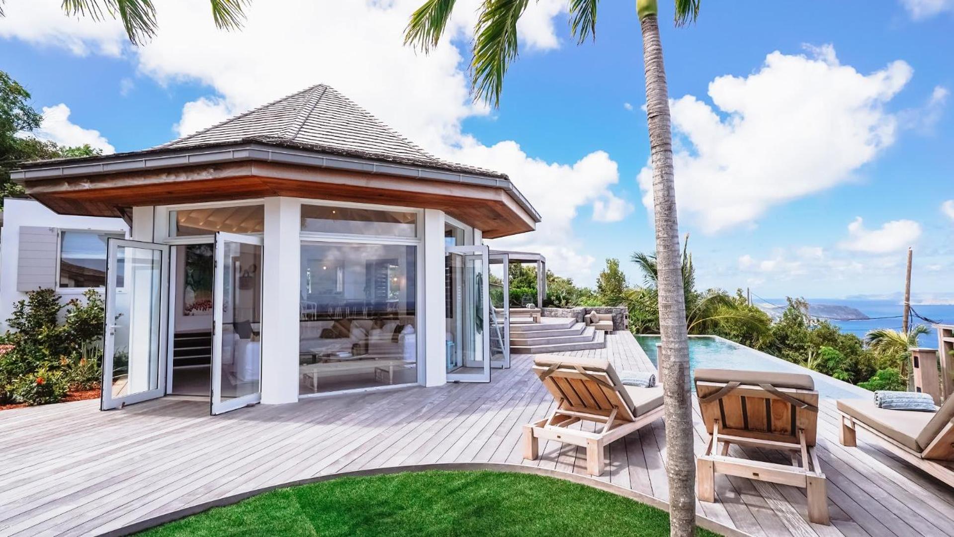 Villa with Classic Island-Inspired Architecture