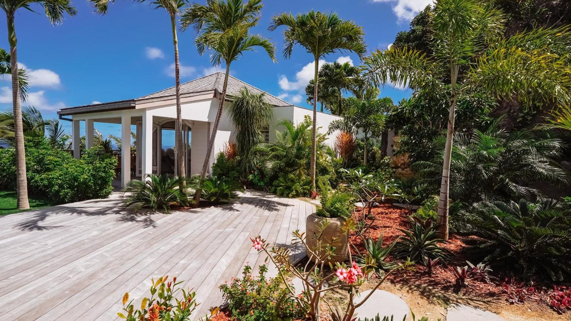 Villa with Classic Island-Inspired Architecture