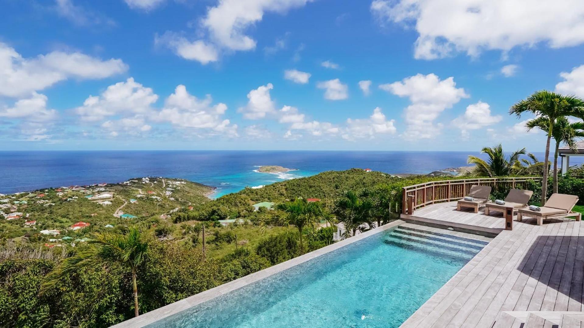Villa with Classic Island-Inspired Architecture