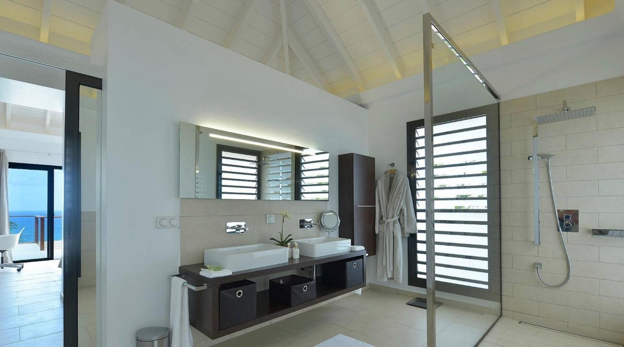 Open-Plan Villa with an Amazing View