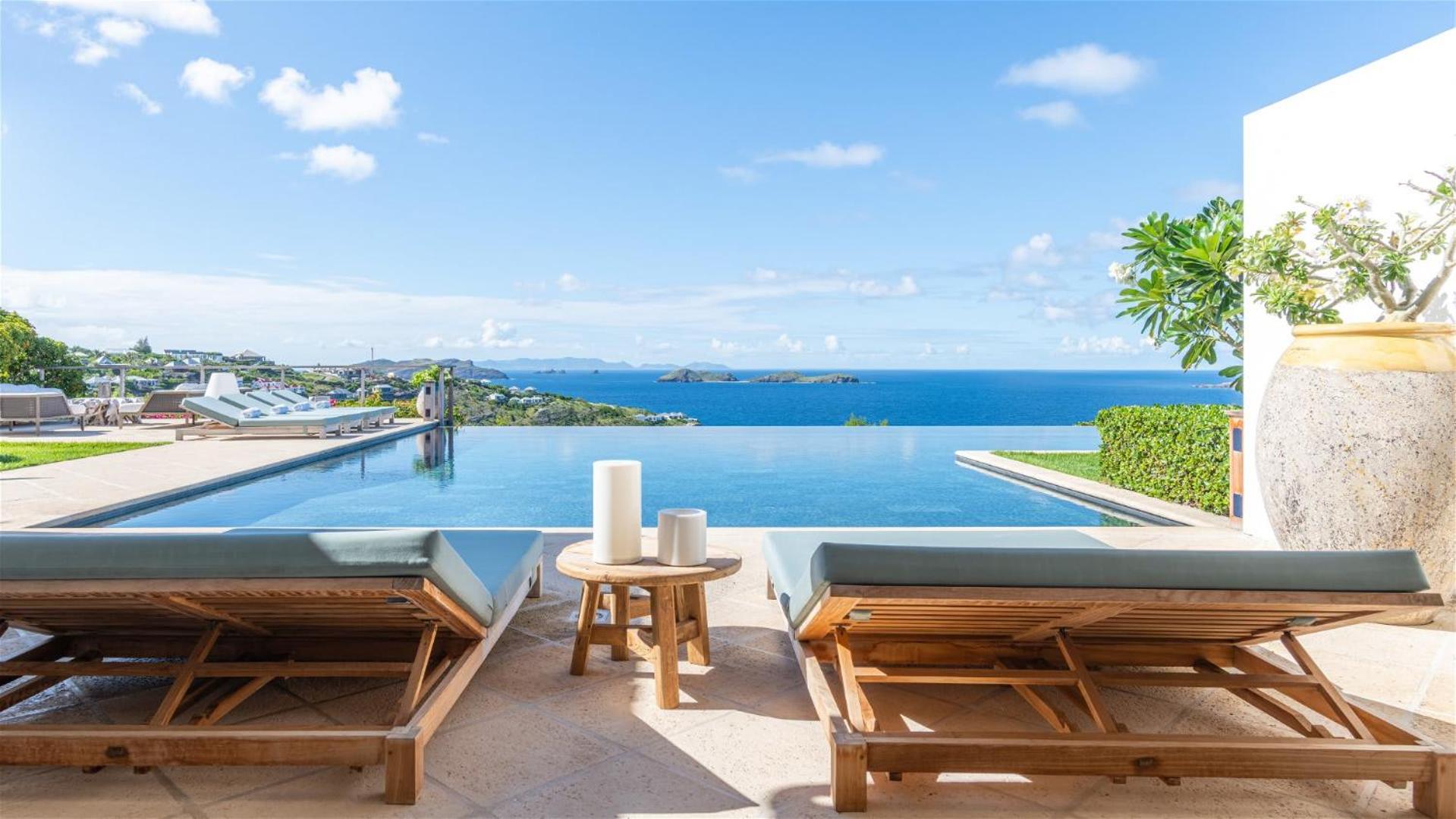 Bright Villa with Contemporary Style