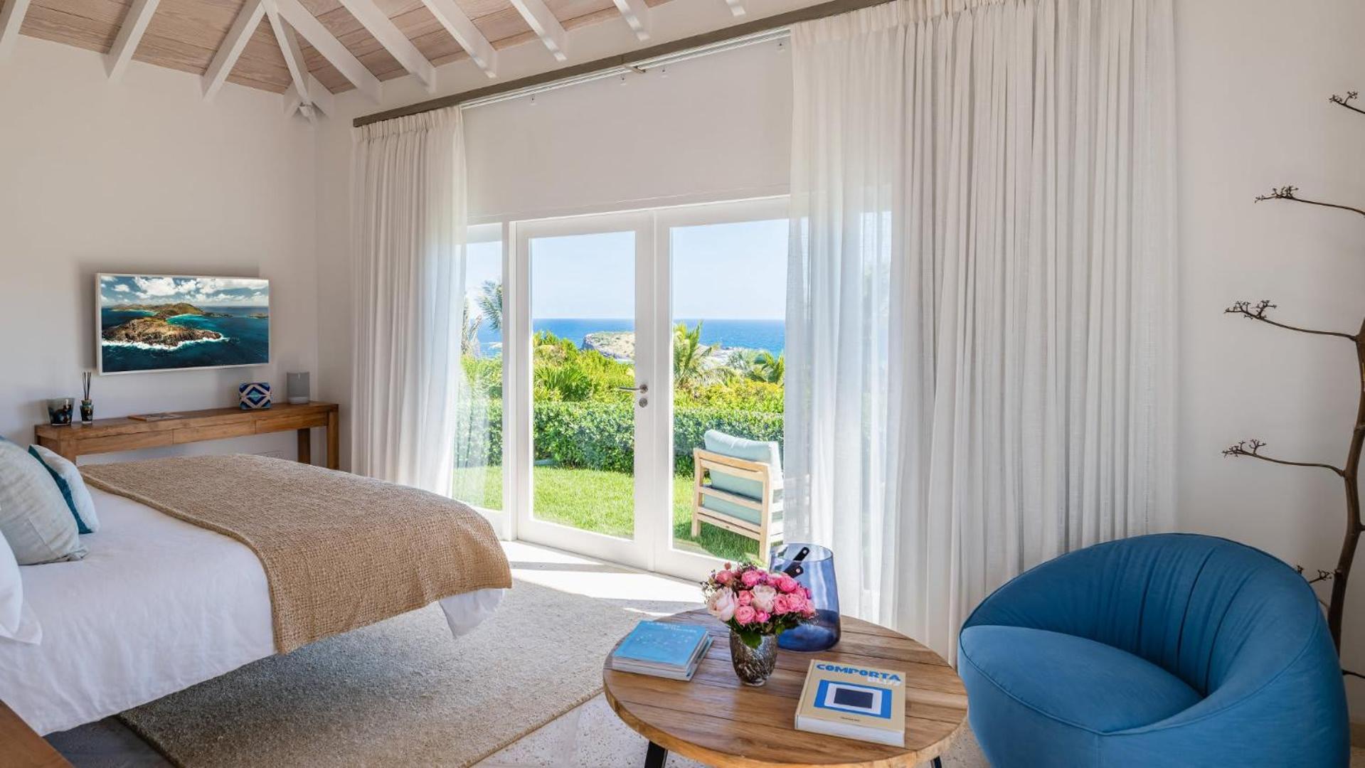 Bright Villa with Contemporary Style