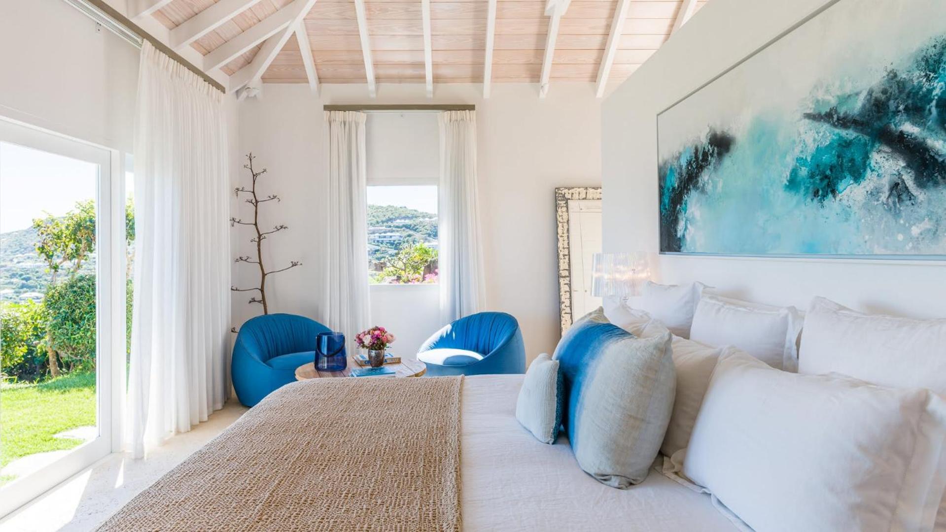 Bright Villa with Contemporary Style