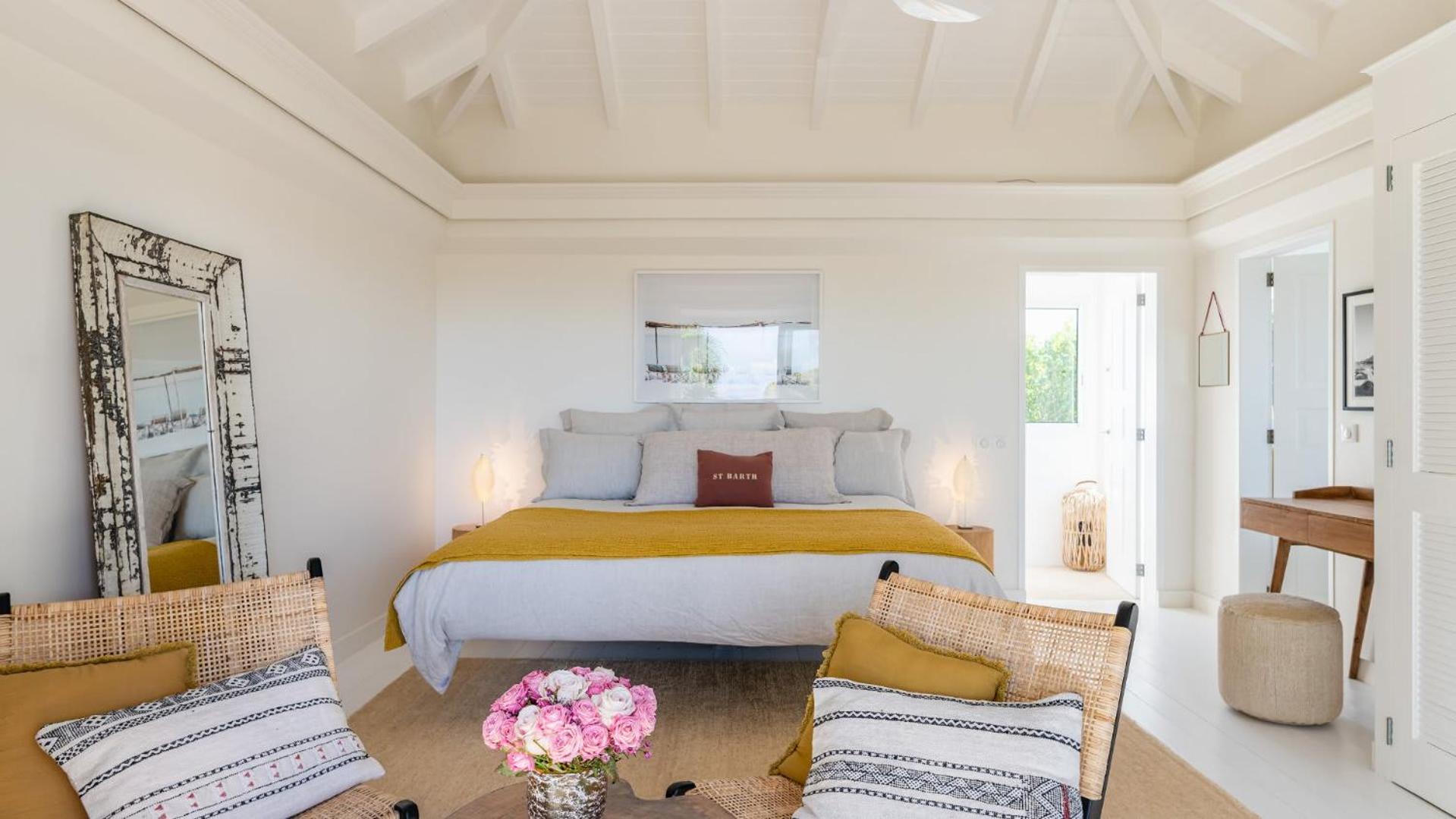 Bright Villa with Contemporary Style