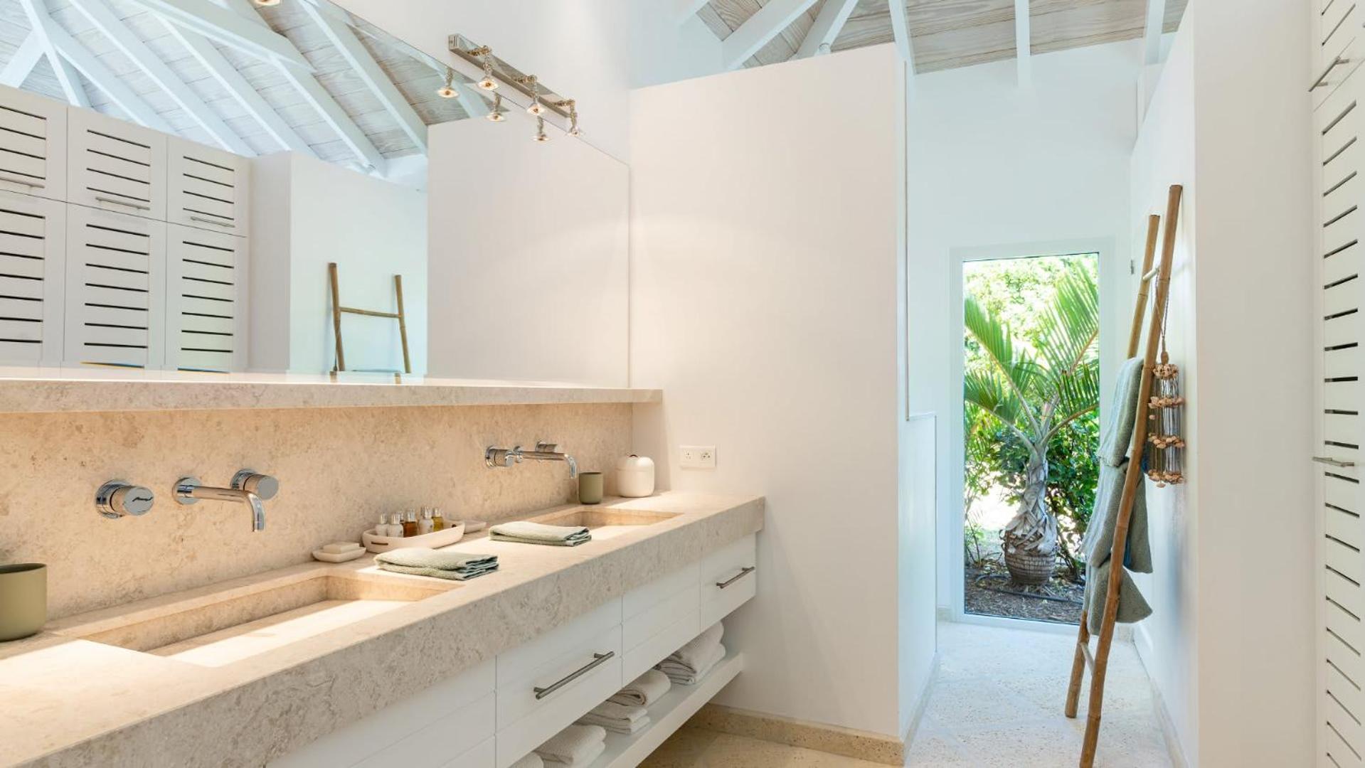 Bright Villa with Contemporary Style