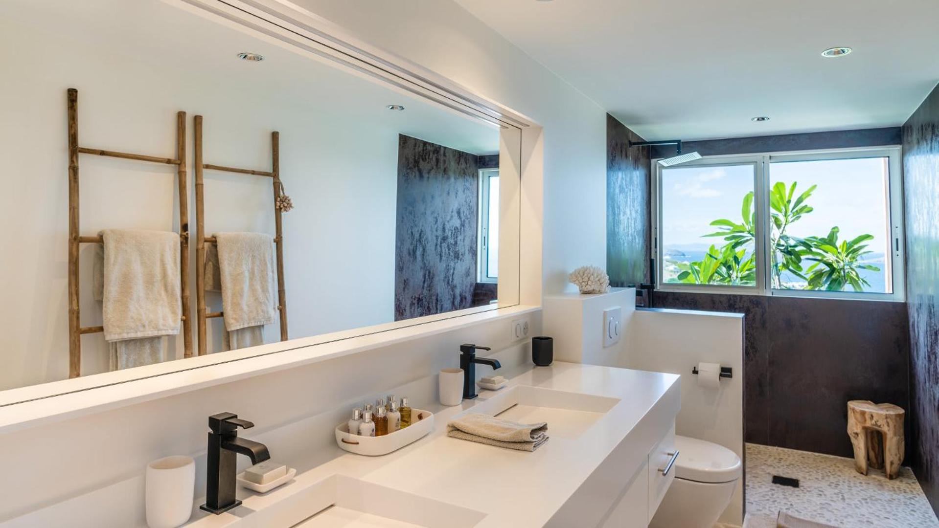 Bright Villa with Contemporary Style
