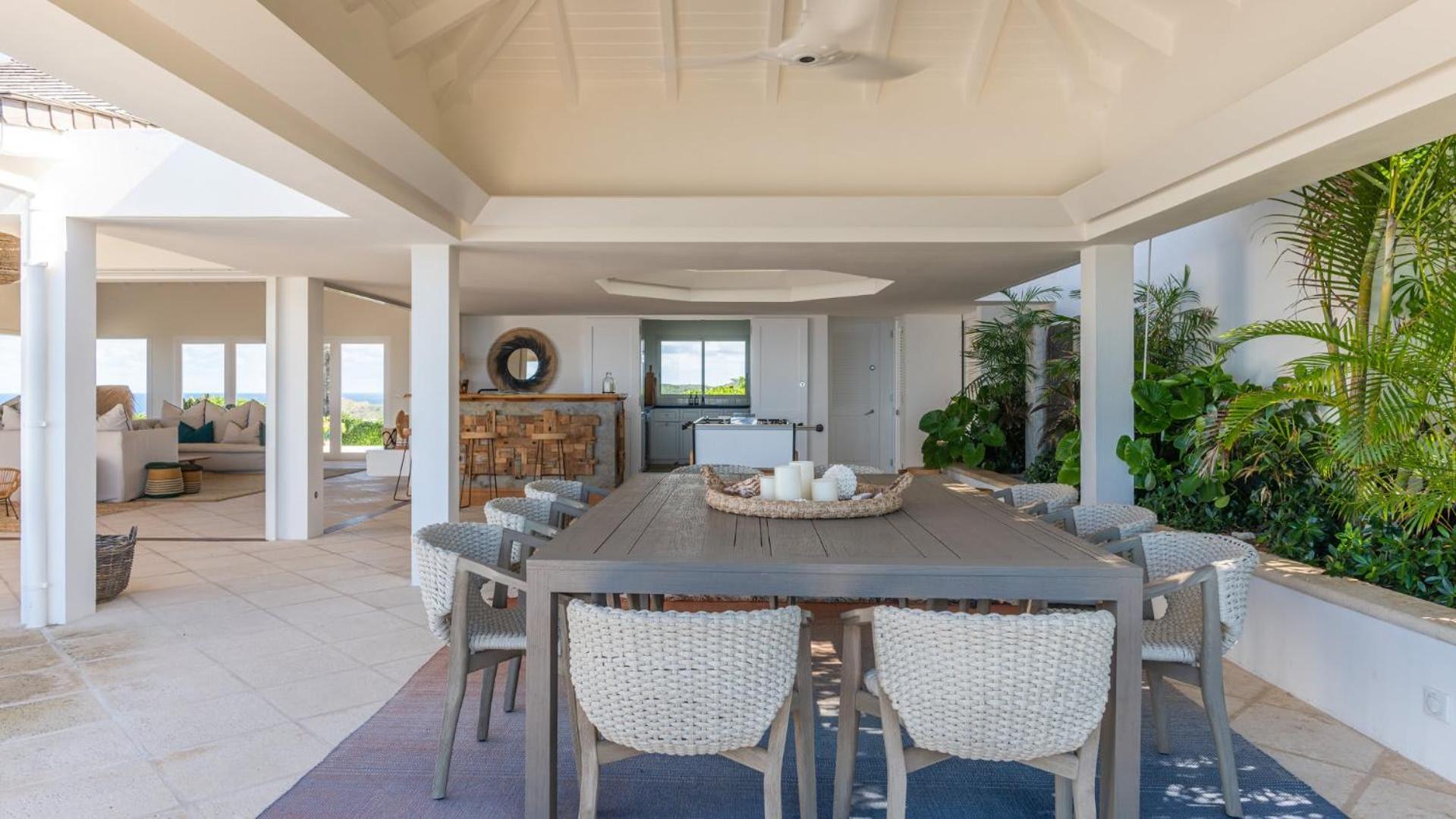Bright Villa with Contemporary Style