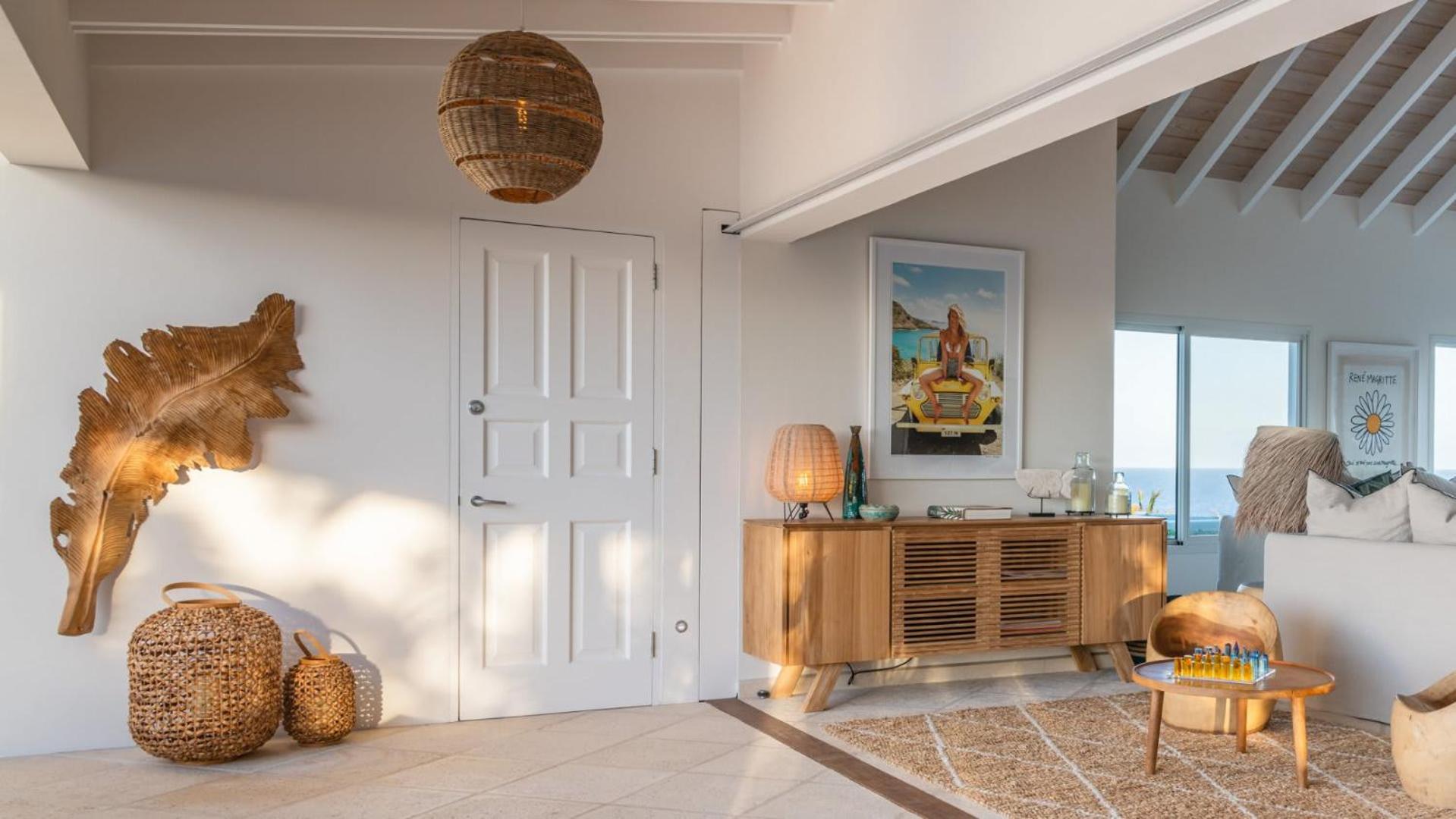 Bright Villa with Contemporary Style