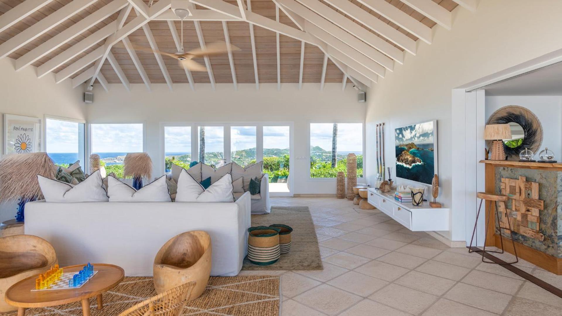 Bright Villa with Contemporary Style
