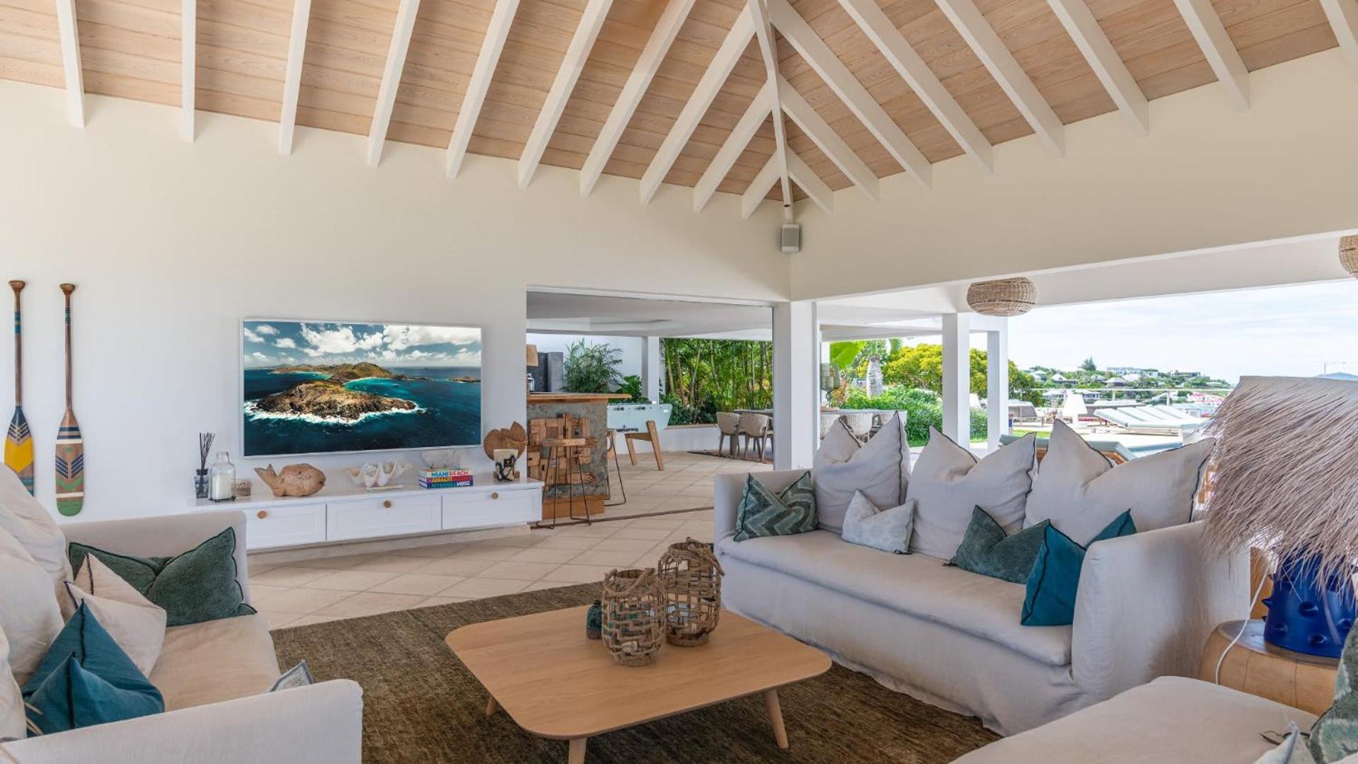 Bright Villa with Contemporary Style