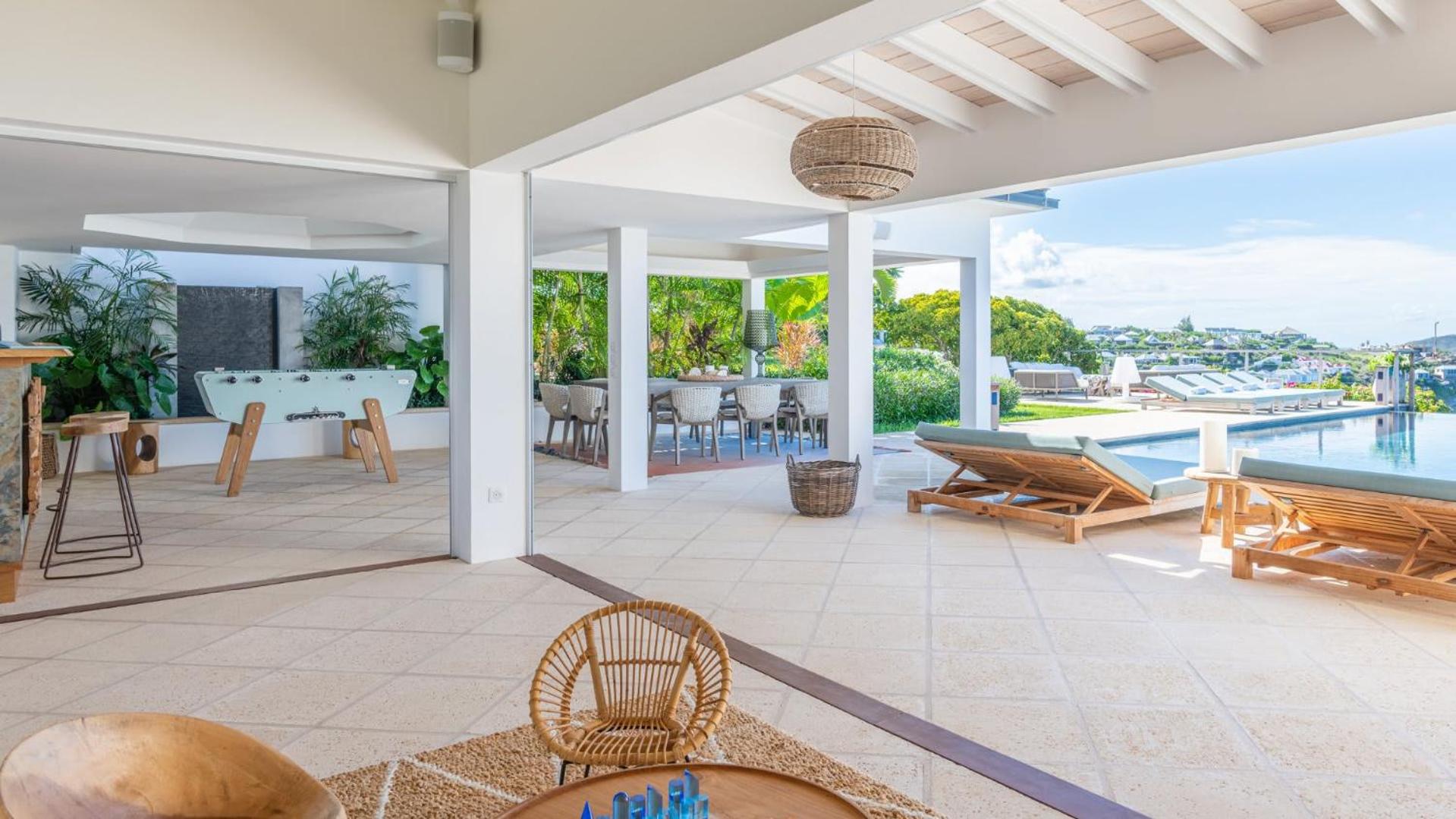 Bright Villa with Contemporary Style